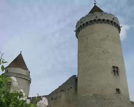 PXL001 ...Place forte à 6 tours, architecture militaire du XIVè siècle avec son donjon à droite et la Tour des Gardes
